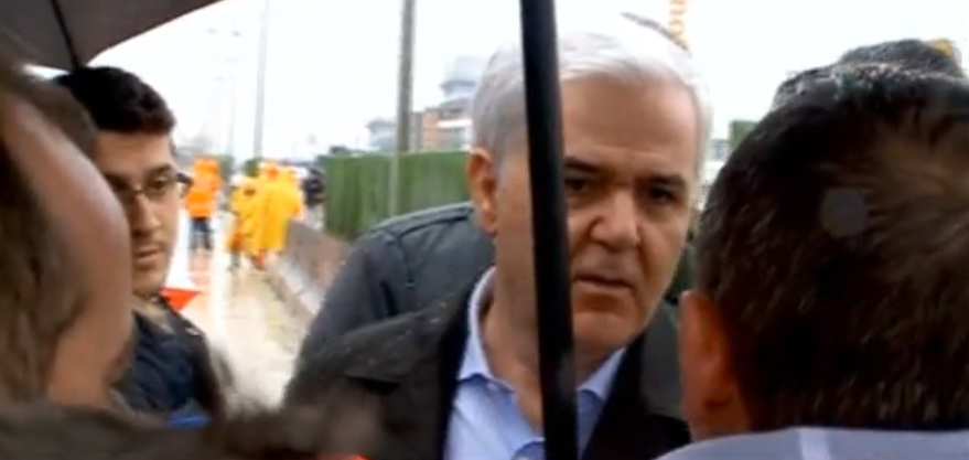 A beson apo jo, ti s’do na zgjidhësh gjë”, banorët përplasen me Xhafën. I riu përlotet, ministri i jep numrin