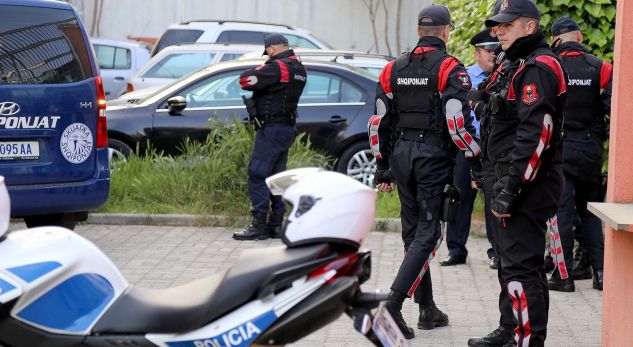 Aksidentohet motorri i policisë në Tiranë, plagoset një efektiv