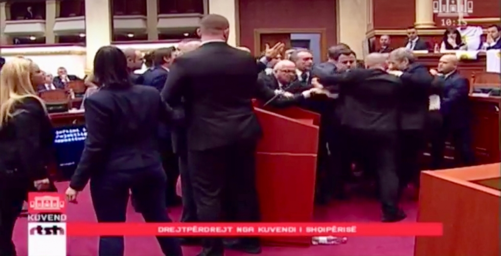 Foto/ Rojet e gardës pengojnë ish-kryeministrin.