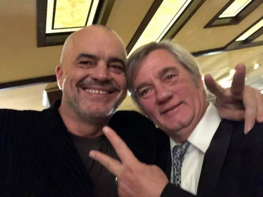 Edi Rama sfidon Jul Dedën duke bërë foto me artistin Zef Deda