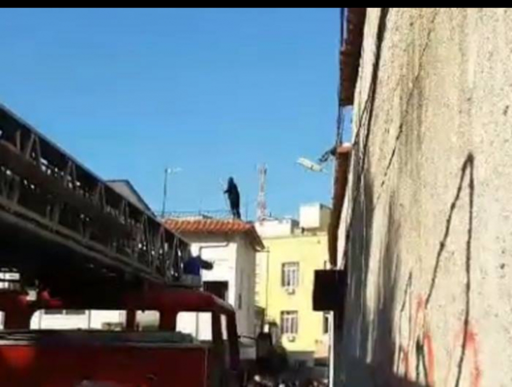 Tiranë  një vajzë e re kërcënon se do hidhet nga tarraca