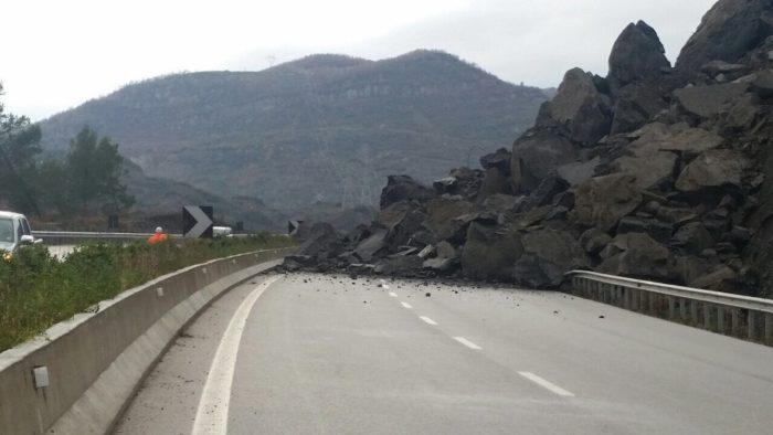 Shembet masivi shkëmbor,Bllokohet autostrada e Elbasanit