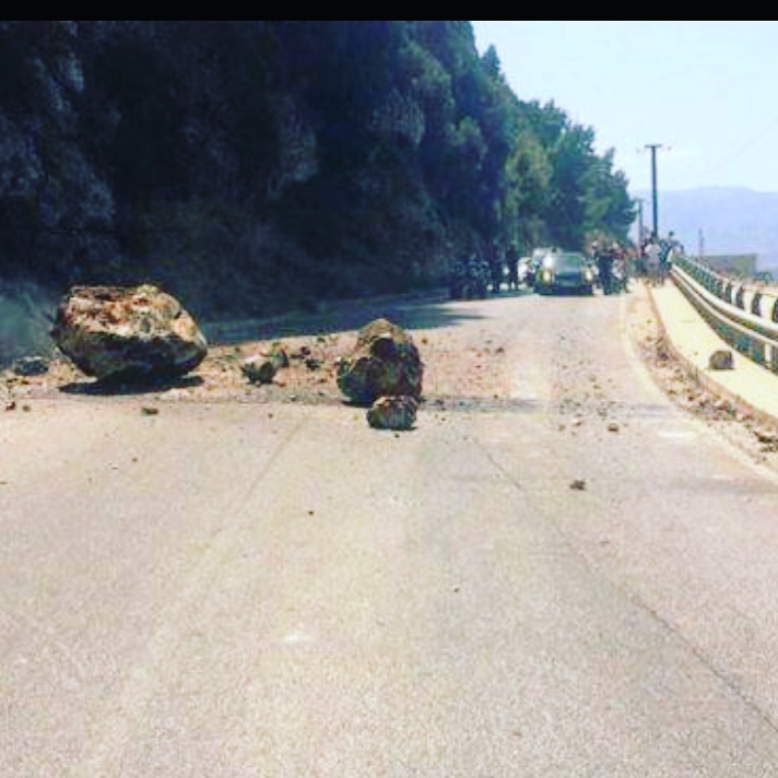 E rëndë në Pogradec, shkëputet shkëmbi, zë poshtë makinën me katër persona