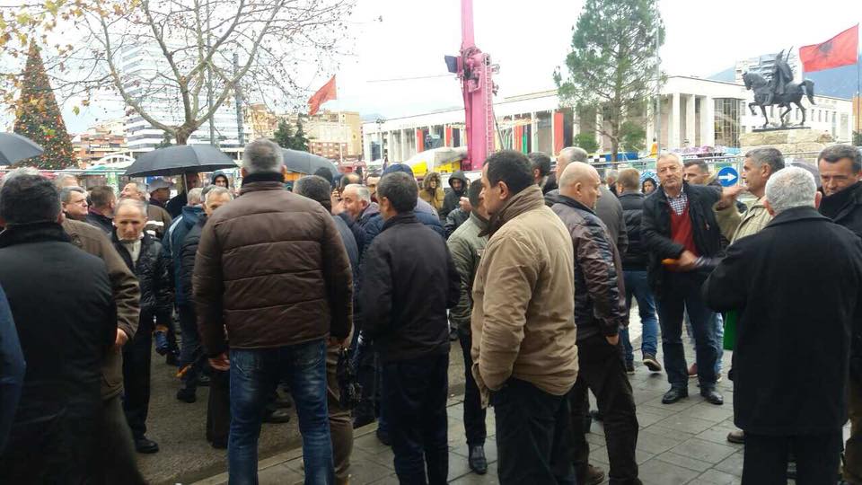 Naftëtarët para ministrisë së Gjiknurit, kërkojnë rrogat e 12 muajve