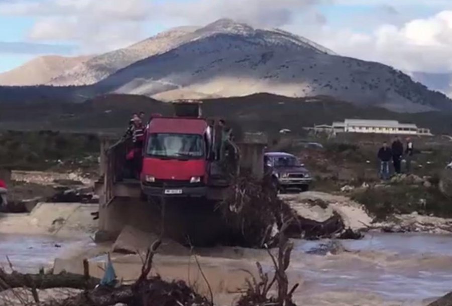 FOTO/ Pamje të frikshme si në filma, shembet ura furgoni me njerëz ngel në ajër