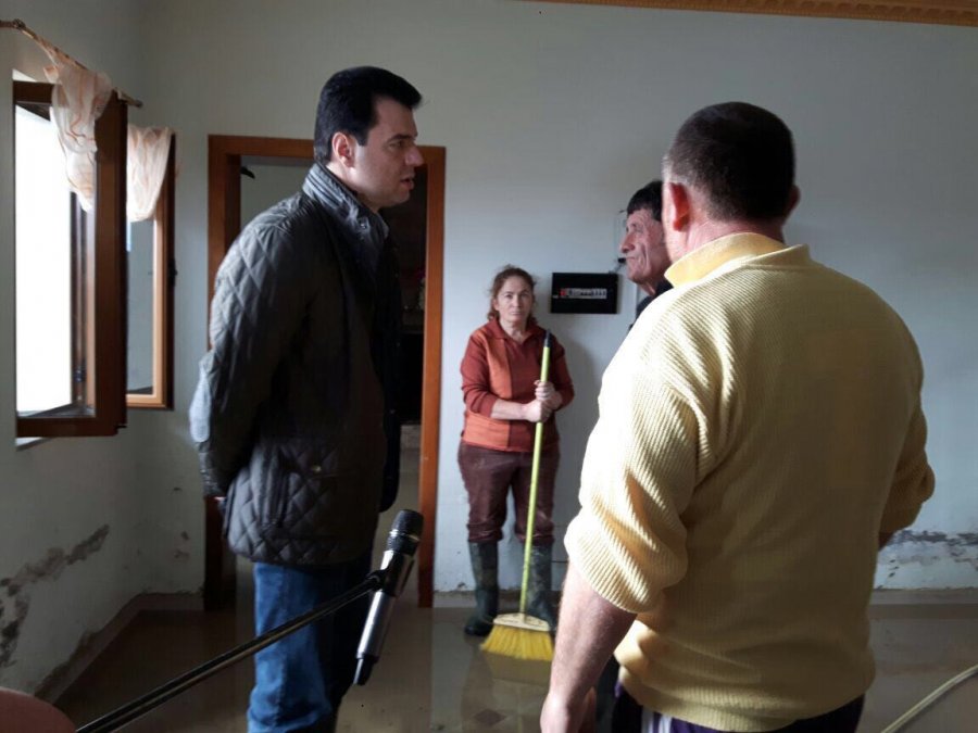 FOTO/ Basha  në Fushë Krujë, viziton të përmbyturit: U veprua me vonesë