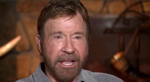 Chuck Norris heq dorë nga aktrimi pas helmimit të gruas, harxhon miliona nëpër spitale