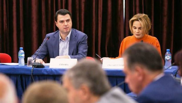 Protesta e opozitës/ Basha mbledh  deputetët,policët të pajisur me kamera