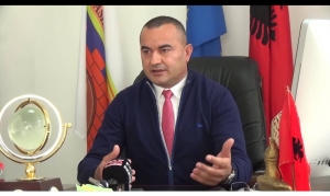 Lali Eri “infektoi”  kryetarin e Mallakastres Kapllanaj, BLEN 8 ml leke nje aparat fotografik…