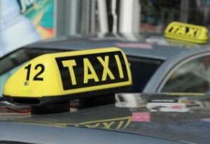 Dy pasagjerë e dhunojnë dhe i marrin automjetin taksi