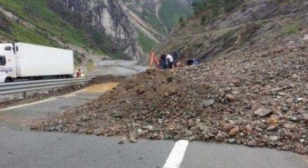 Rrëshqitje masive dherash, Bashkia e Kukësit zhbllokon rrugën e fshatit Turaj