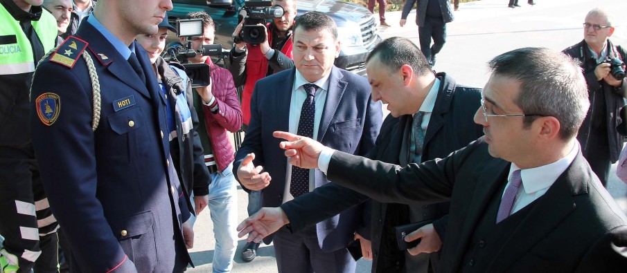 FOTO/ Njihuni  me 127 zyrtarët e policisë të akuzuar për lidhje me trafikun e drogës…