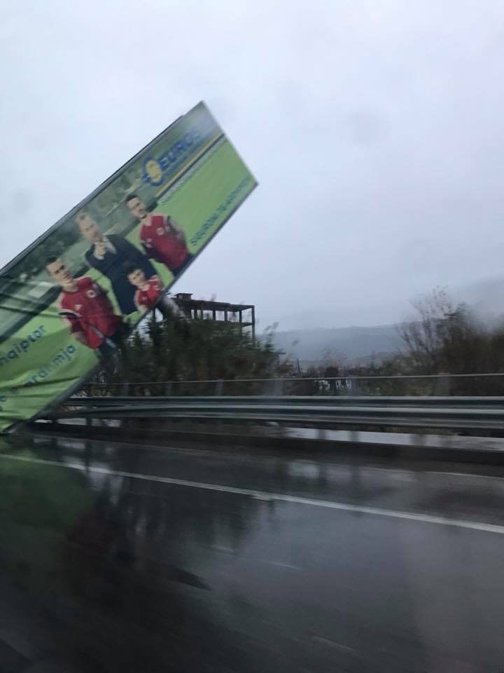FOTO/Edhe reklamat e kompanive te sigurimit, te rrezuara