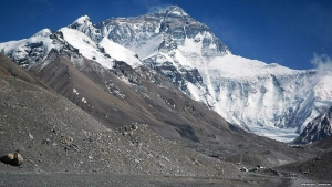 Video/ Fustani i bardhë më i gjatë në botë, mund të mbulojë edhe Malin Everest