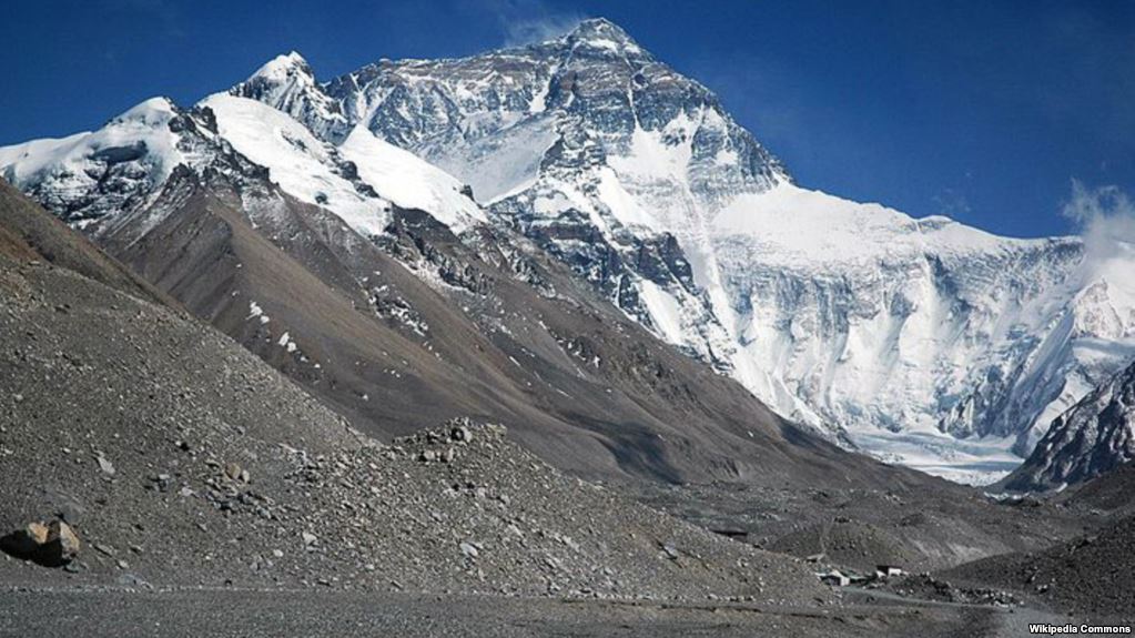 Video/ Fustani i bardhë më i gjatë në botë, mund të mbulojë edhe Malin Everest