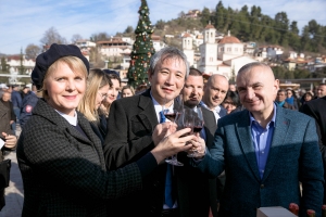 Prag festash/ Meta dekoron personazhe të shquara të Beratit