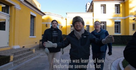 Ambasada e SHBA-ve uron shqiptarët , Lu dhe diplomatët këndojnë  për krishtlindje (VIDEO)