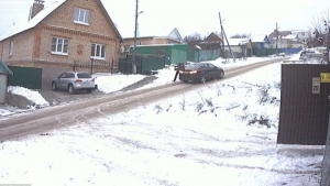 Përpjekjet e vështira të shoferit për ta zënë veturën që i rrëshqiste nëpër kodrën me borë