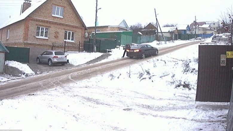 Përpjekjet e vështira të shoferit për ta zënë veturën që i rrëshqiste nëpër kodrën me borë
