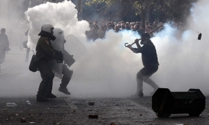 Protestat në Athinë, arrestohen 11 persona, mes tyre edhe një shqiptar…