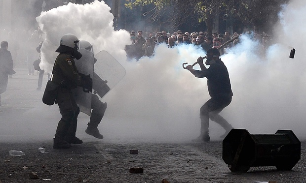 Protestat në Athinë, arrestohen 11 persona, mes tyre edhe një shqiptar…