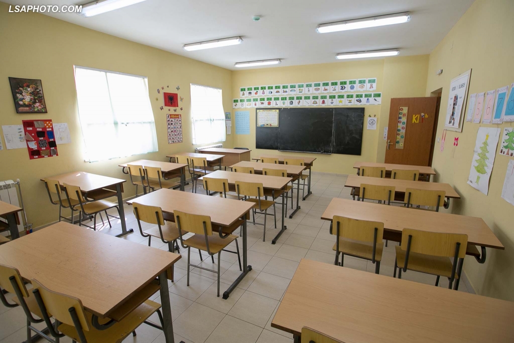 Skandaloze/ Studentja nga Kosova duke marre kokain ne fakultet. Shiko videon e tmerrshme