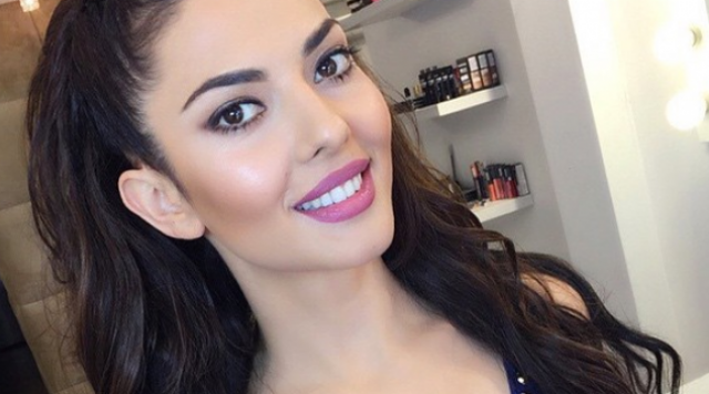 Agnesa bëhet një bjonde seksi