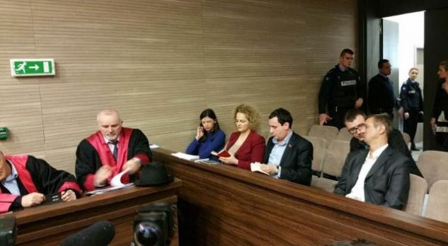 Kabineti i Kadri Veselit në Pallatin e Drejtësisë për seancën e gazit lotsjellës