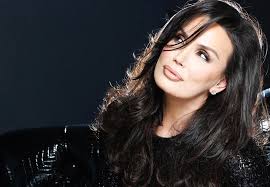 Me fustan të gjatë e me gjoksin zbuluar…Albëria do t’iu shashtris me këtë pamje…