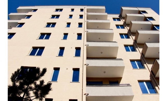 Blen apartamentin në Tiranë, burri luan nga mëndja kur shikon cfarë kishte brenda