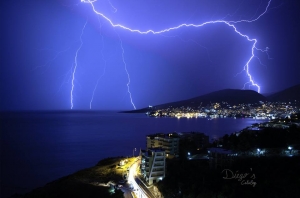 Qytetari sfidon motin e keq, lahet në plazhin e Sarandës