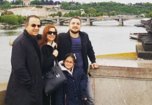 Ardit Gjebrea i kalon Krishtlindjet pranë krushkut (FOTO)