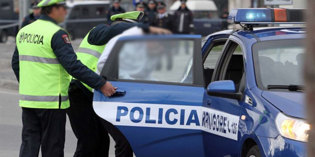 Plagosja e policit, policia bllokon 3 makina, shoqëron 9 persona