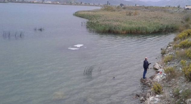 Aksident,makina përfundon në lumin Mat