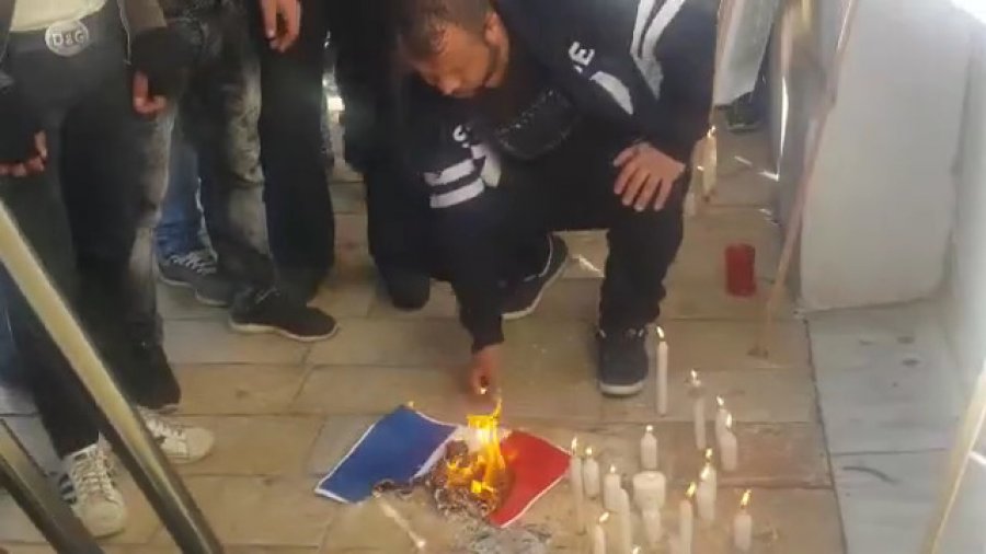VIDEO/ Vdekja e Florencit, në Shkodër protestuesit djegin flamurin e Francës