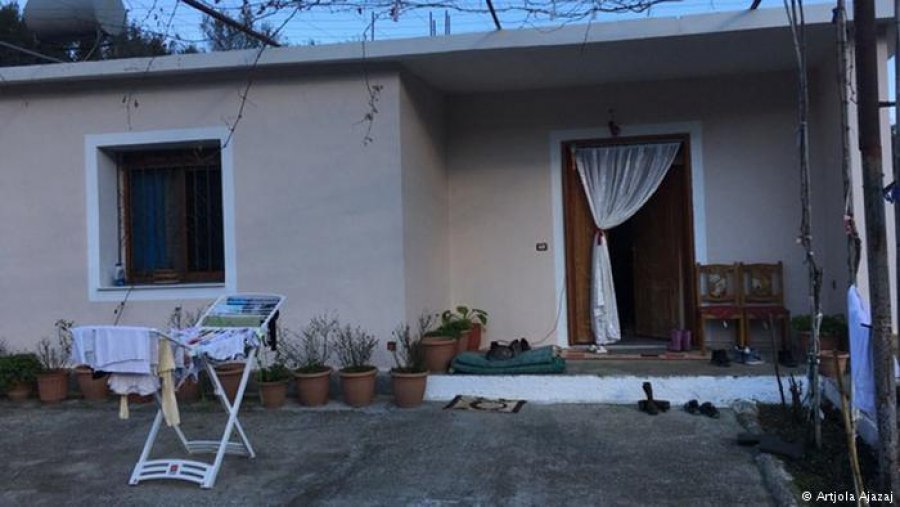 Azilantët, kthimi i trishtë i familjes Ajazaj me 3 vajzat e vogla në Gjorm të Vlorës