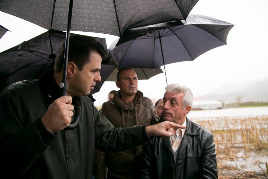 Basha në  Kamëz tek të përmbyturit :Të shmangim humbjet njerëzore