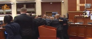 Tension në Kuvend, garda shtyn ish-kryeministrin Sali Berisha
