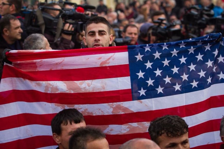 Protestuan me flamur amerikan, arrestohen të rinjtë e FRPD