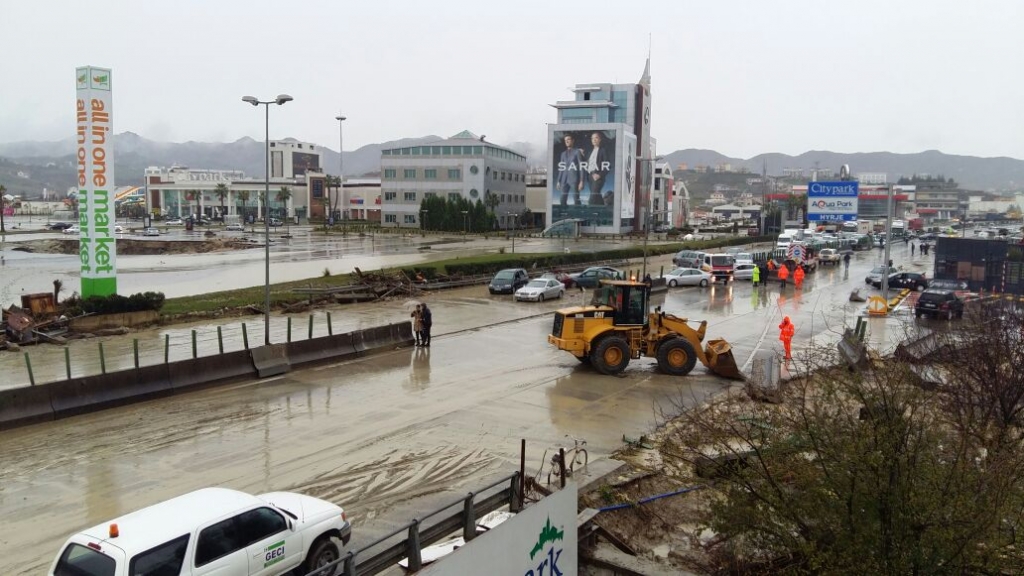 Përmbytja e autostradës/ Gazetari ngreh dyshimet: Them që ka patur diçka përtej shiut…
