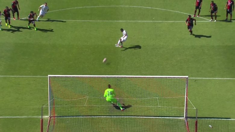 Portieri pret penalltinë vendimtare, arbitri e përsërit dhe ndëshkon…