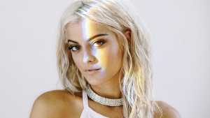 Bebe Rexha, kuq e zi