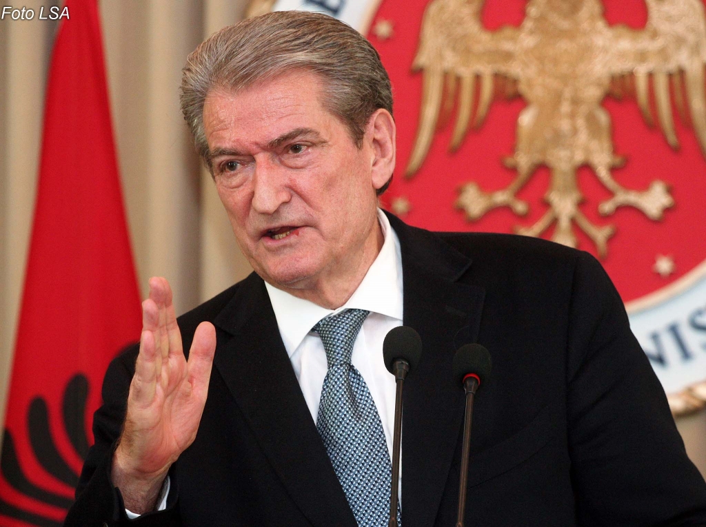 Provokon Berisha: Edvini lëpiu atë që pështyu për Mziun!