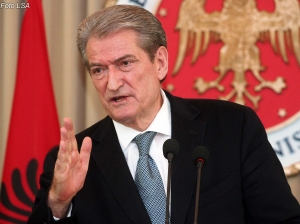 Provokon Berisha: Edvini lëpiu atë që pështyu për Mziun!