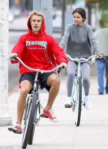 Mamaja e Selena Gomez përfundon në spital, fajin e ka Justin Bieber