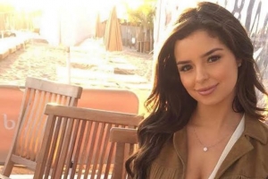 Demi Rose, një xhiro me kalë në plazh