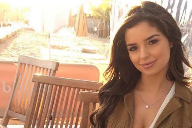 Demi Rose, një xhiro me kalë në plazh