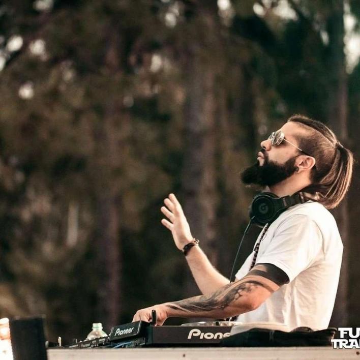 Vdes DJ i famshëm duke performuar, u rrëzua skena e festivalit (VIDEO)