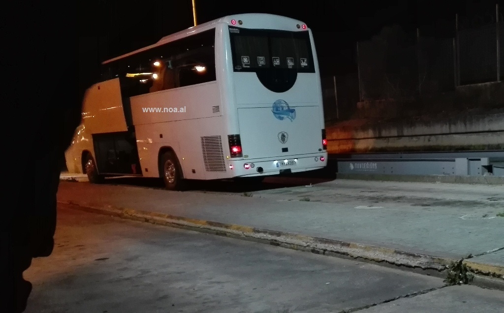 Shoferit të autobusit i ikën truri, i kafshon veshin beratasit