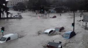 Situatë kritike në Durrës, bllokohet autostrada Golem-Kavajë